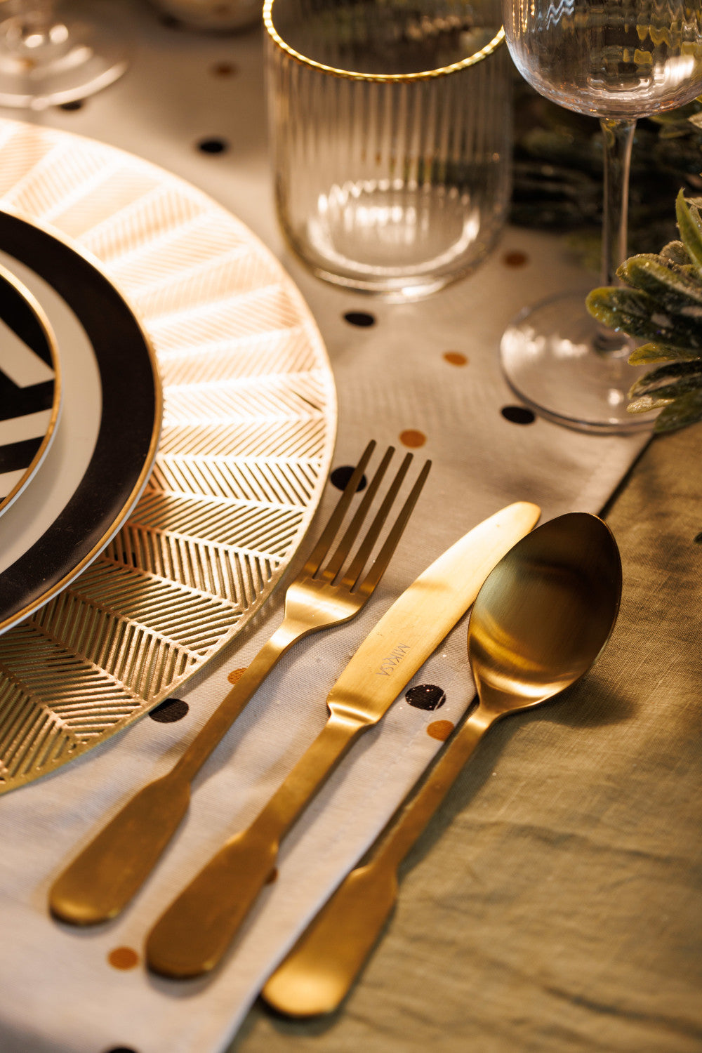 Mikasa Soho Gold Stainless Steel Cutlery Set 16 Piece