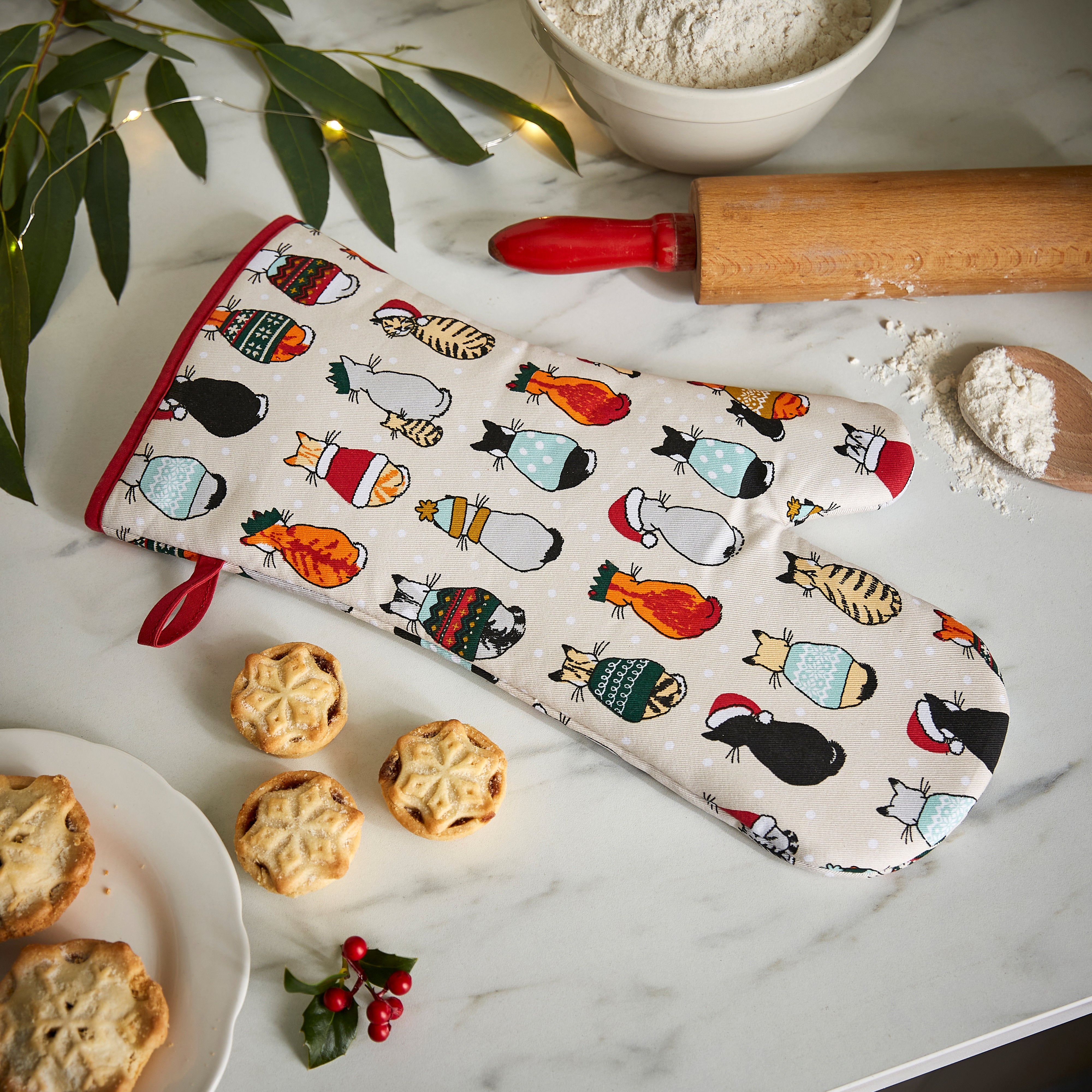 Ulster Weavers Christmas Cats In Waiting Gauntlet Oven Glove Multi-Coloured