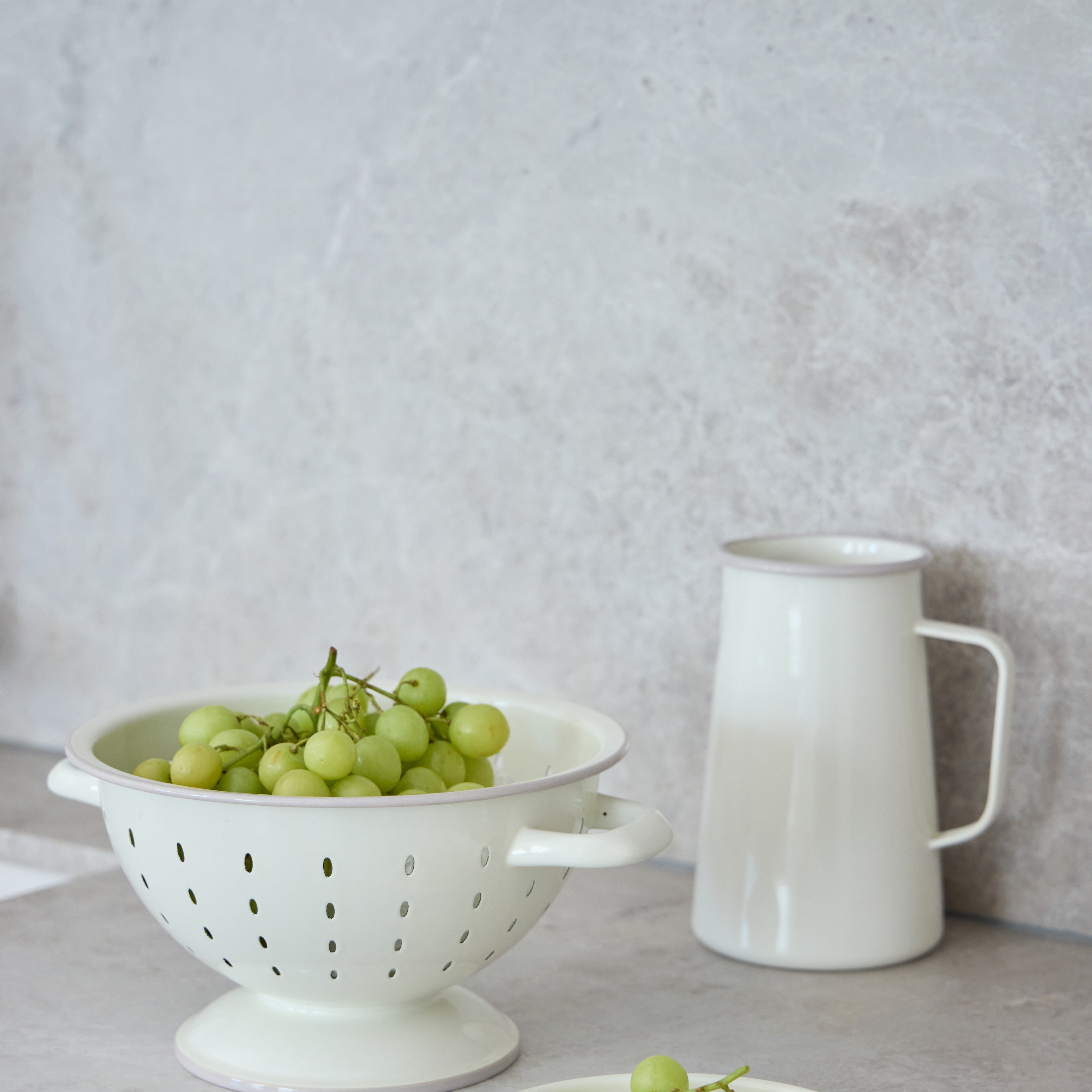 Davis & Waddell Daylesford Enamel Pie Dish Round 3 Piece Set Cream