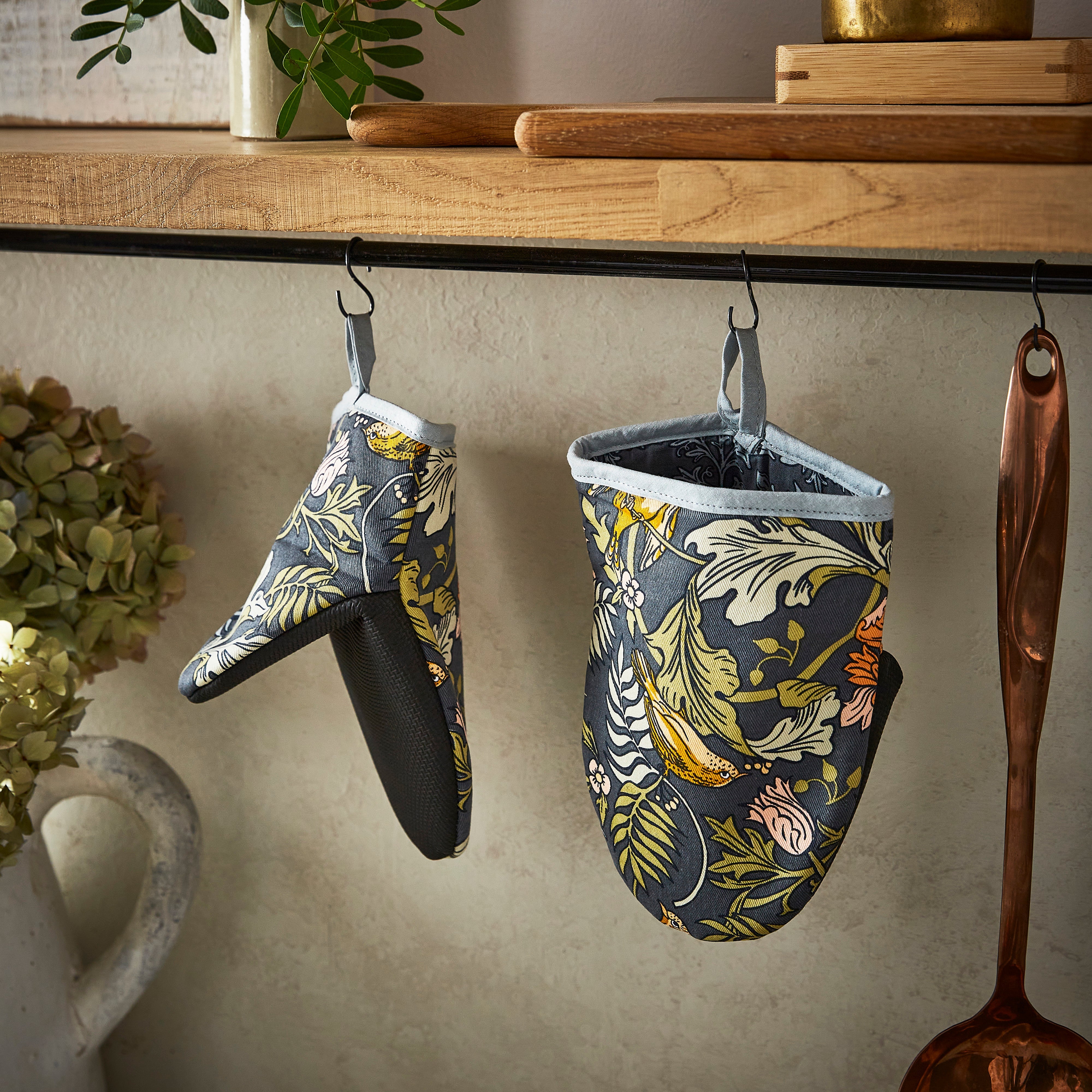 Ulster Weavers Finch & Flower Microwave Mitts 2 Piece Set Multi-Coloured
