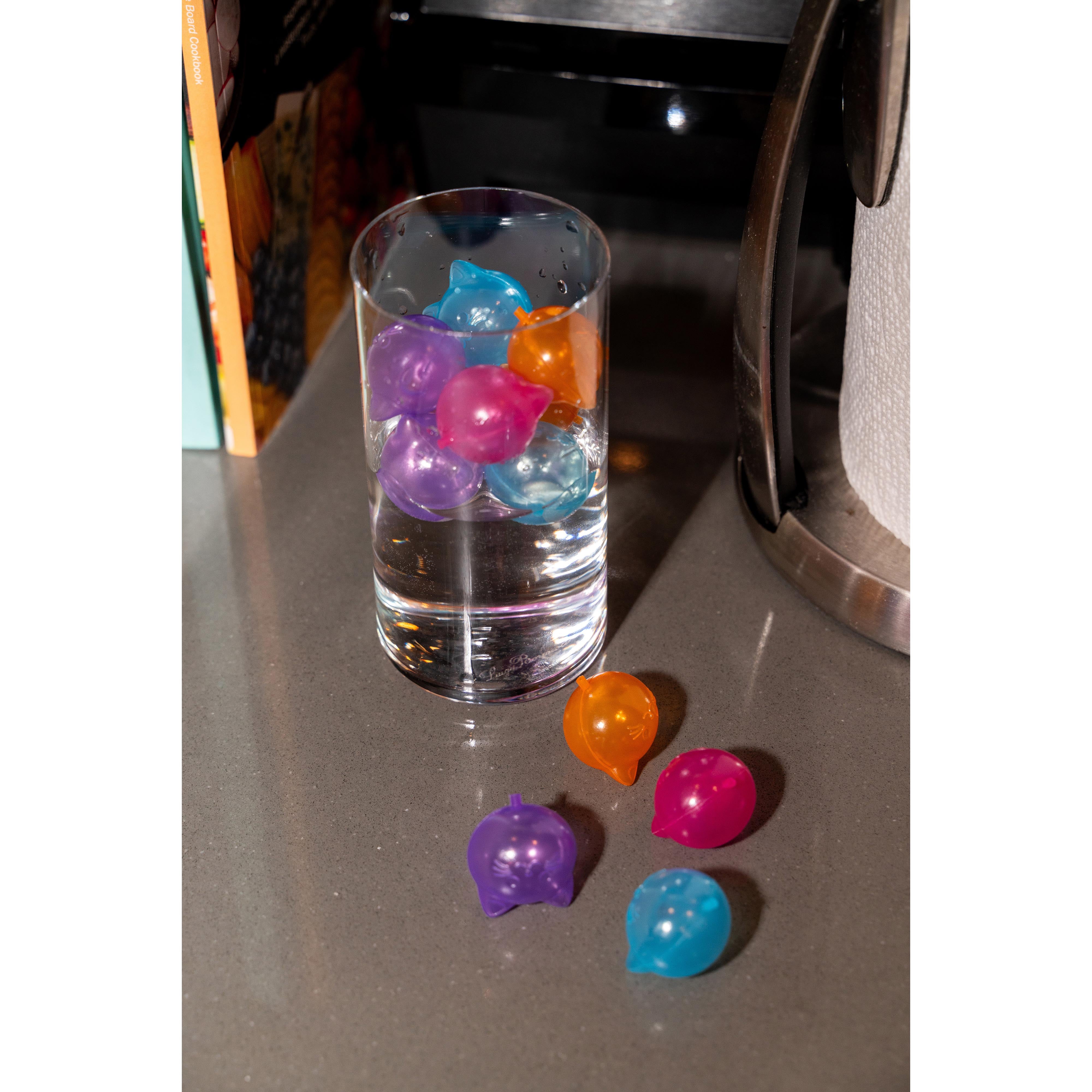 Kikkerland Reusable Cat Ice Cubes 24 Piece Set Multi-Coloured