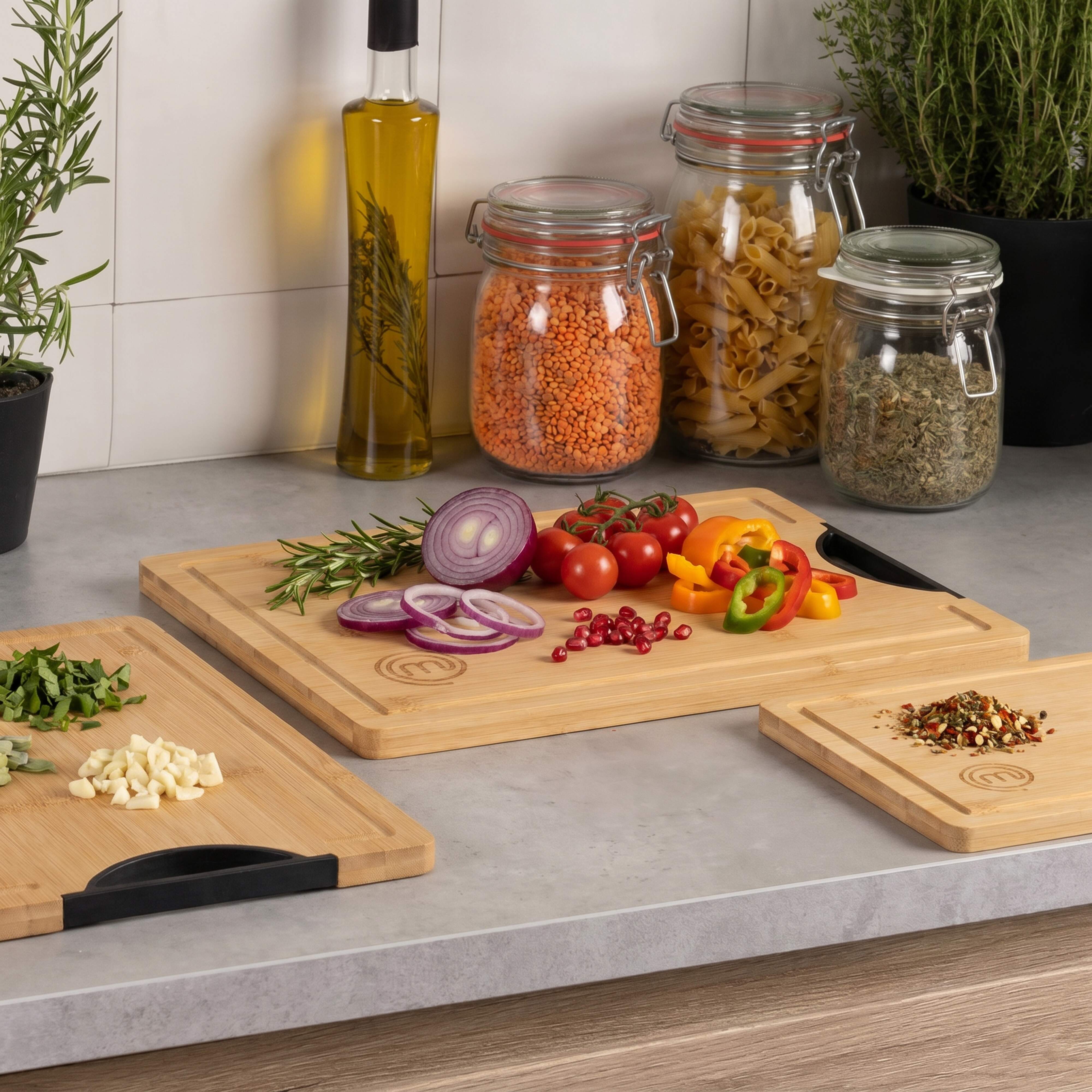 MasterChef Noiranja GripWood Board with Handle 50x35x1.5cm Natural & Black