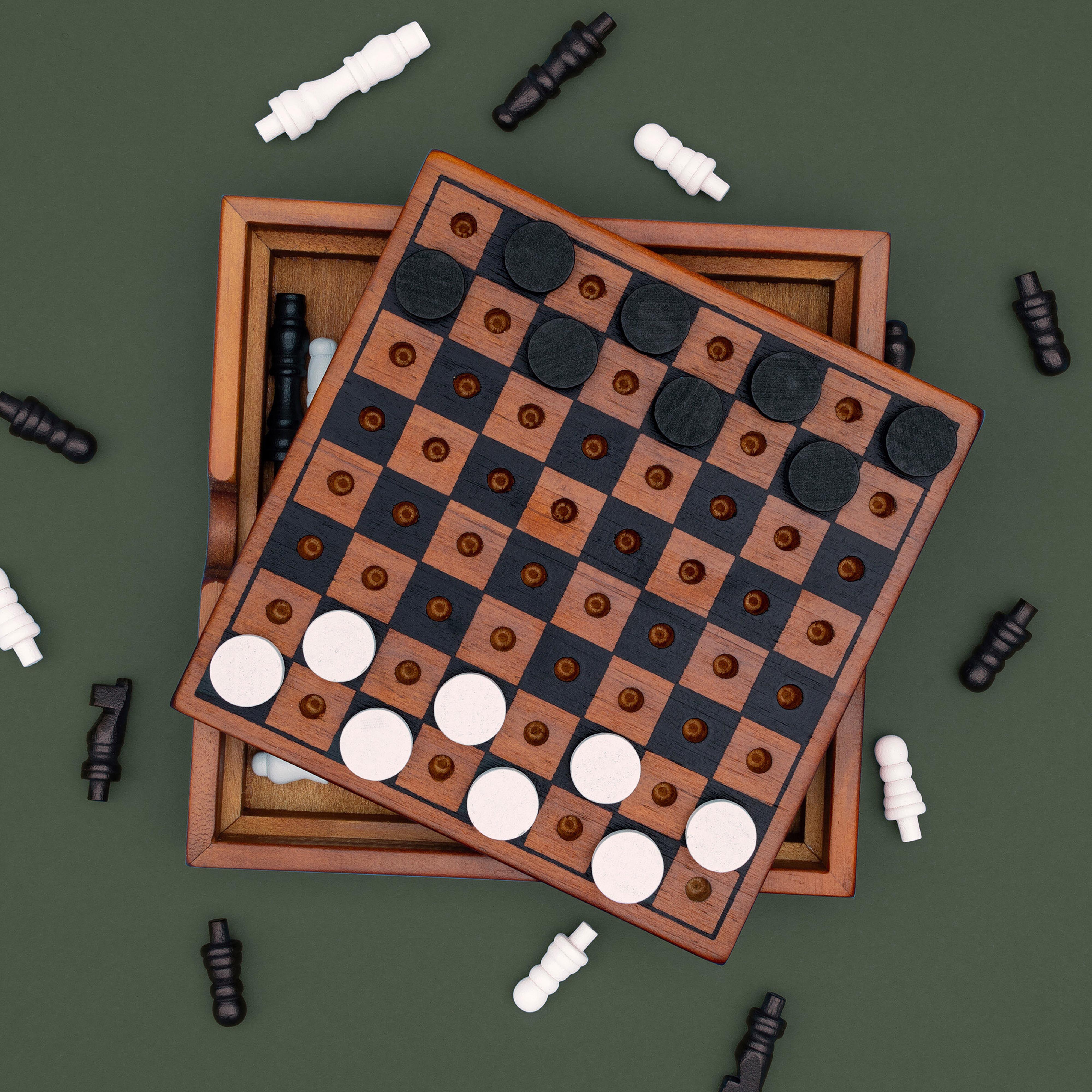 Luckies Iron & Glory Chess & Checkers