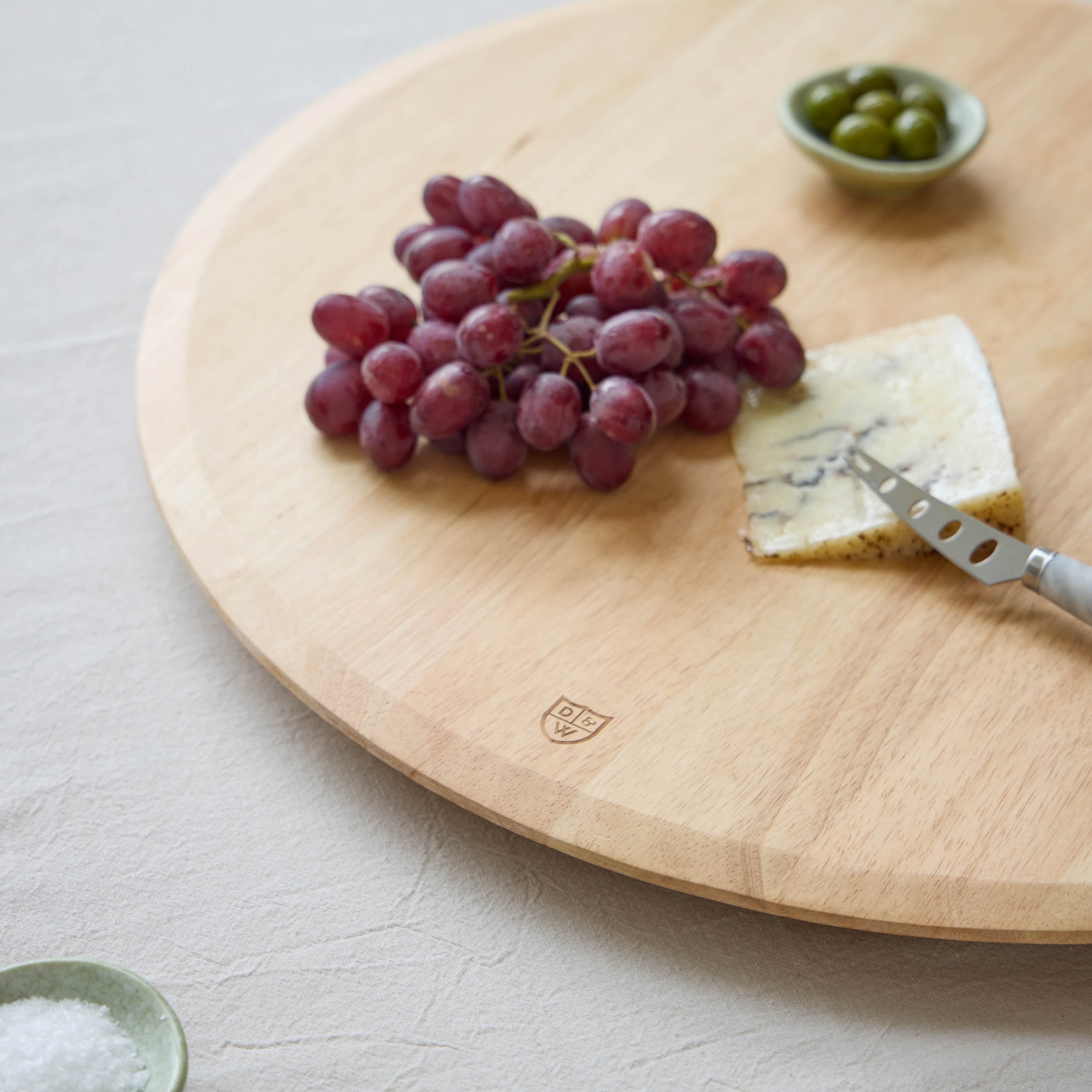 Davis & Waddell Harvest Raised Round Grazing Board 60cm Natural