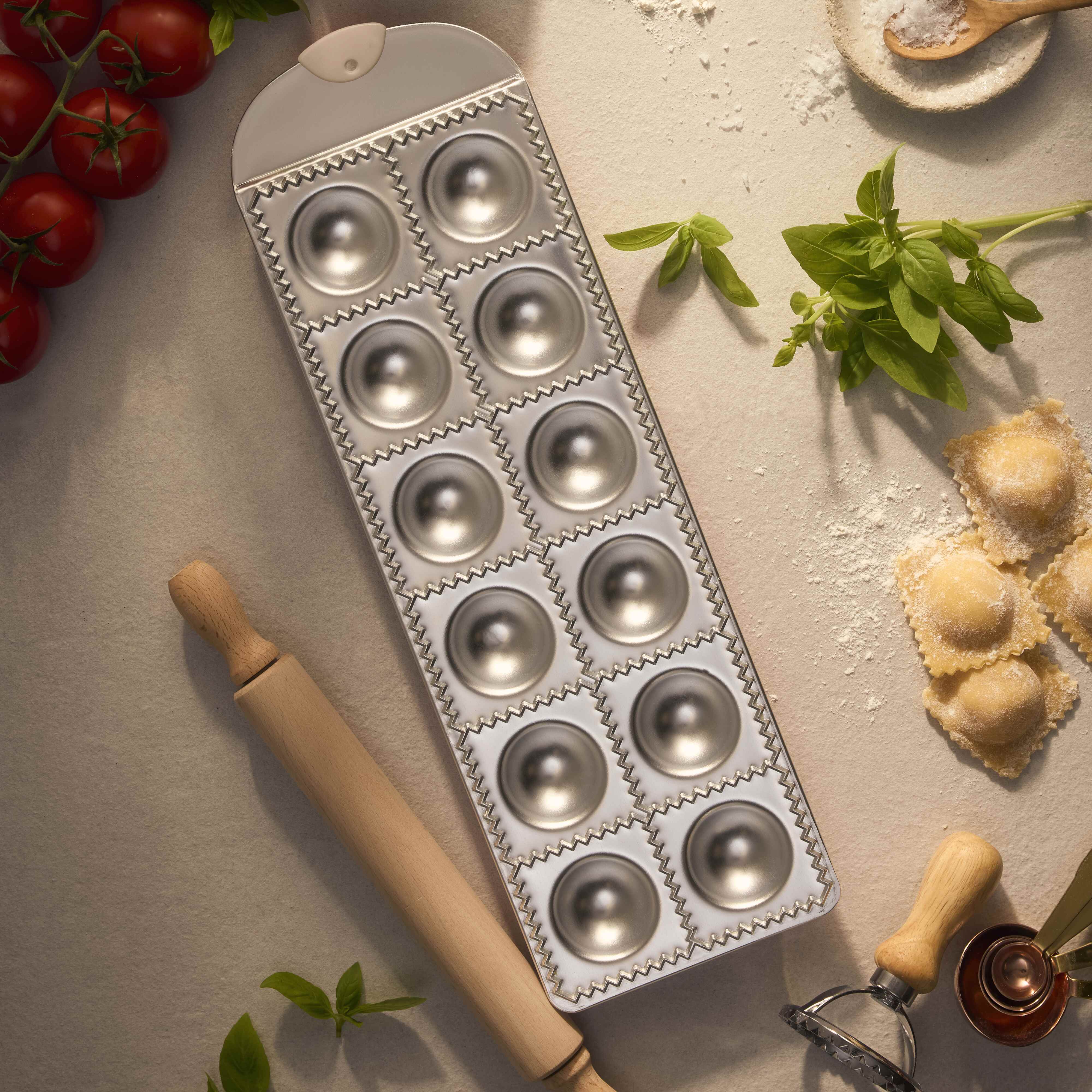 Davis & Waddell Ravioli Round Cutter Silver & Beechwood