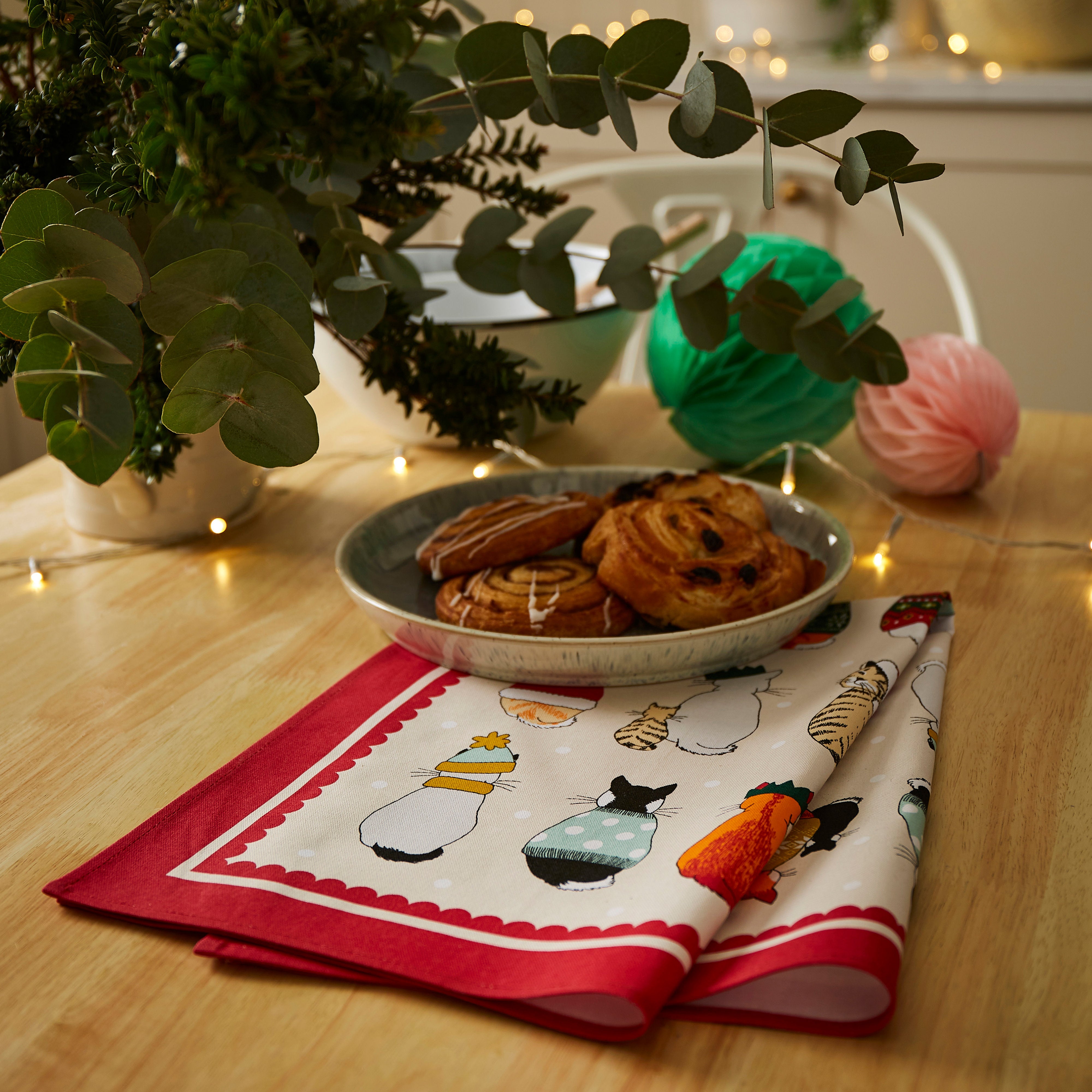 Ulster Weavers Christmas Cats In Waiting Cotton Tea Towel Multi-Coloured