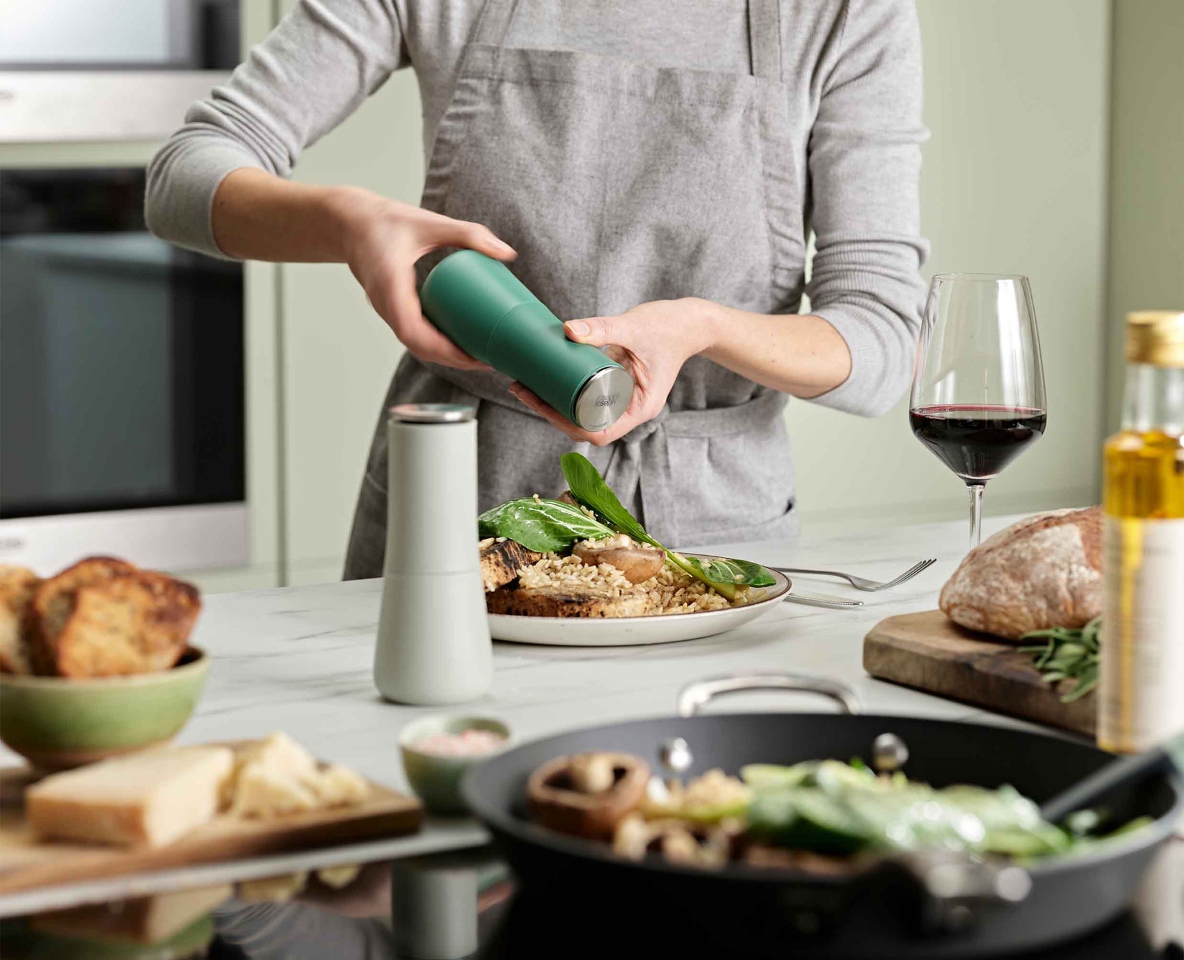 Joseph Joseph Milltop™ Non-Spill Salt & Pepper Mill Set - Editions  (Sage)