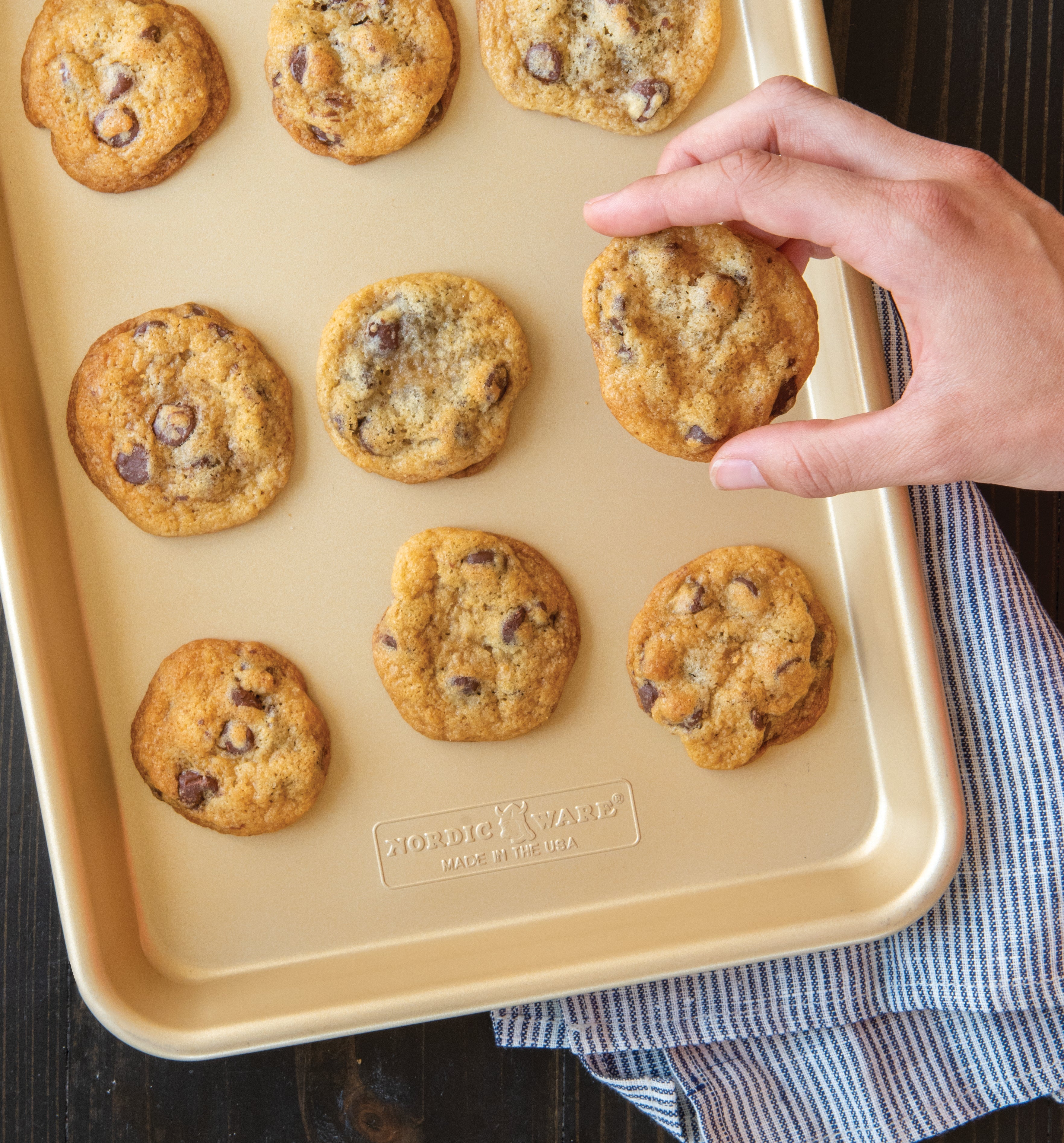 Nordicware Nonstick Quarter Sheet 32.5 x 24.5 x 3cm